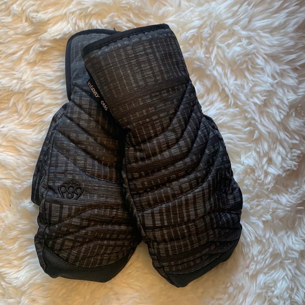 686 women’s Infidry Mittens Size M